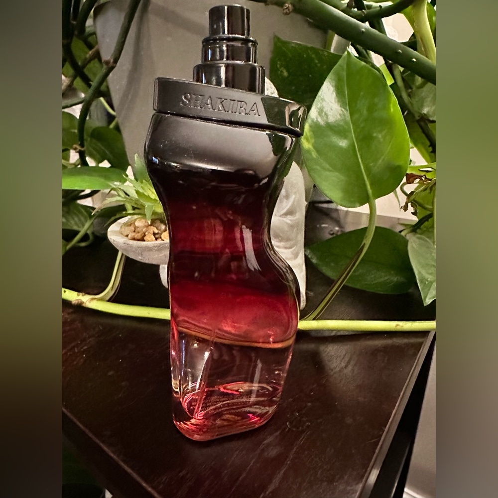 Shakira DANCE Red Midnight 2.7oz sexy feminine silhouette bottle love this